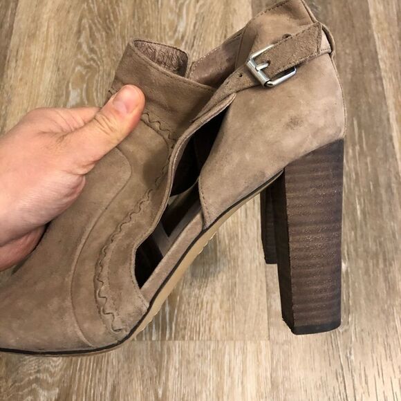 Vince Camuto Conley Buckle tan suede leather peep toe booties sandals heels-8.5M - Picture 7 of 16